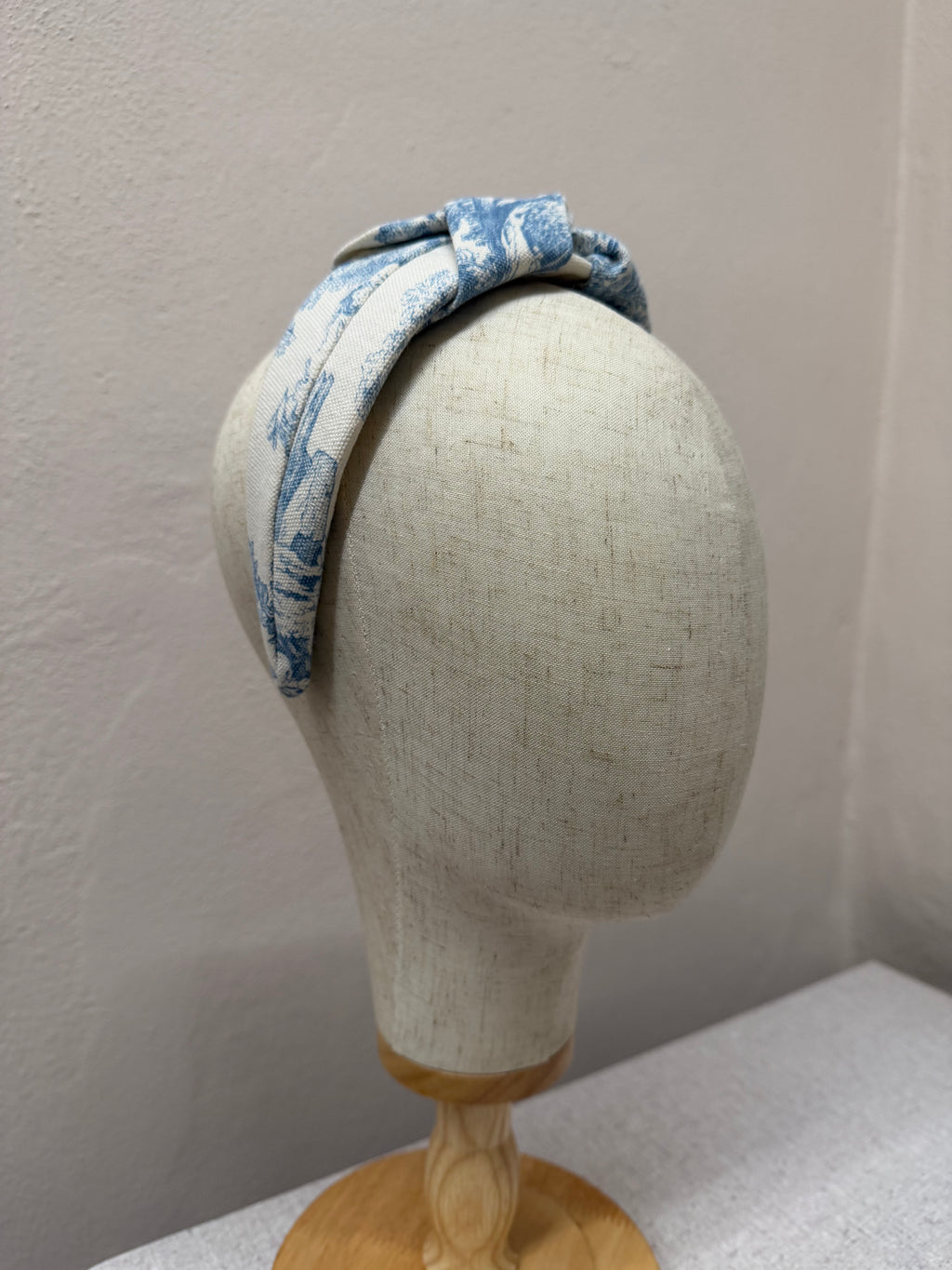 Cerchietto in cotone modello "Nodo" in fantasia Toile de Jouy